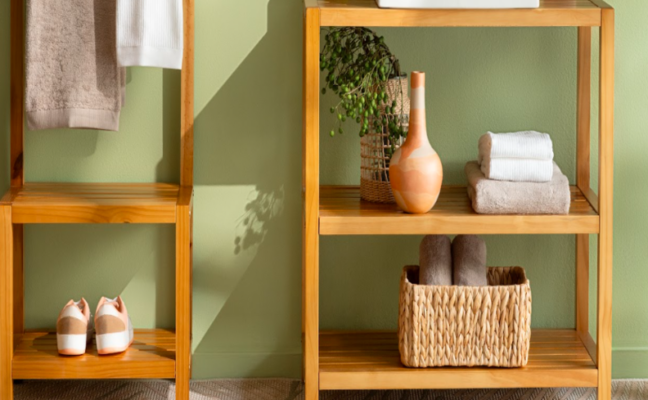 organizadores de banheiro em um ambiente com armário aberto com cestos de palha, vaso com planta, toalhas e outros itens