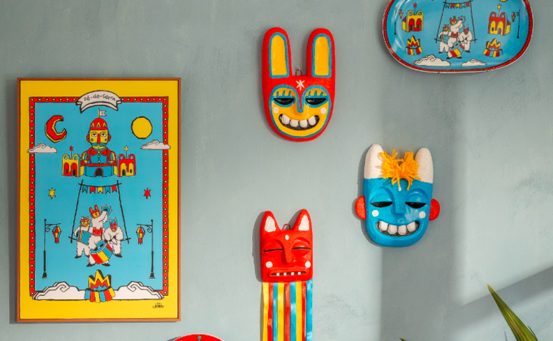 decoração para festa junina em casa com quadros de máscaras festivas da época