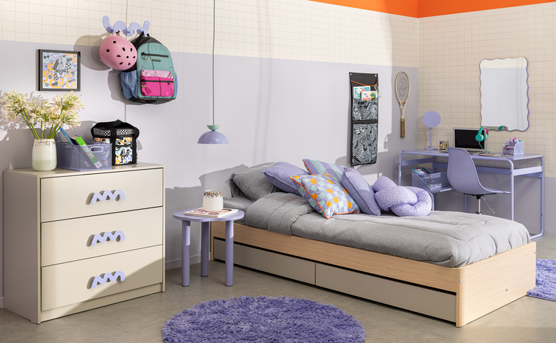 decorar quartos de criança para inspirar as crianças a praticar esportes com decoração em tons de lilás com raquete de tenis na parede, cama e outros itens decorativos