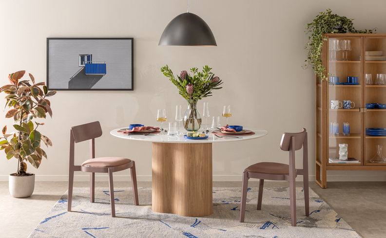 Dia dos namorados mesa posta completa com arranjos de flores, pratos, talheres e taças em uma sala de jantar