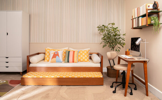 home office e quarto de hóspedes otimizando o espaço disponível com bicama, escrivaninha, cadeira e guarda-roupa