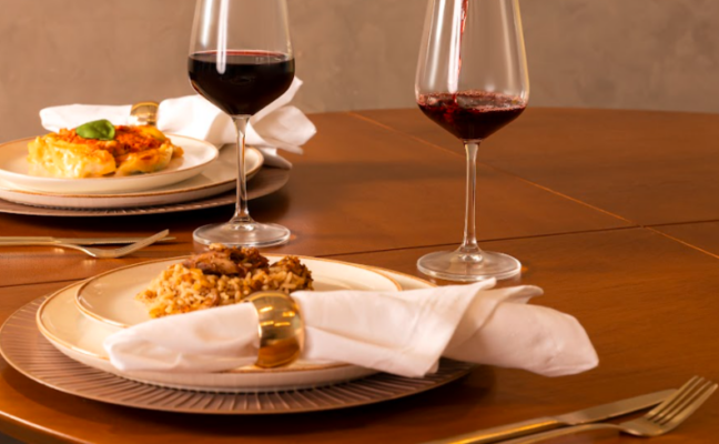 mesa posta dia dos namorados jantar com patos, guardanapo de tecido, argola de guardanapo e taças com vinho tinto