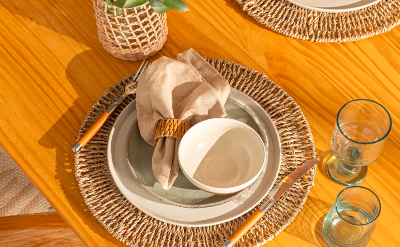 mesa posta dia dos namorados simples com sousplat, taças, copos, pratos e talheres