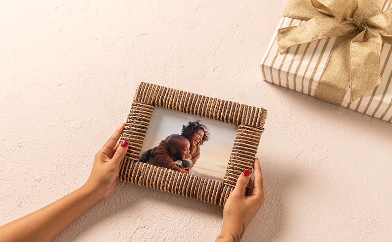 mesa posta jantar romântico simples com detalhes que fazem a diferença com um porta-retrato na decoração com a foto do casal