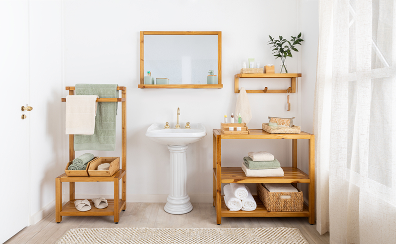 organizador de banheiro em um ambiente com armários abertos e organizados com itens de uso pessoa e decorativos.
