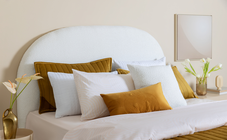 quarto aconchegante com travesseiros e almofadas de diversos tamanhos para deixá-lo bonito e confortável