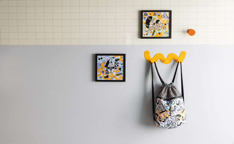 quarto de criança decorado com quadros de esportes para crianças para incentivar hábitos saudáveis.