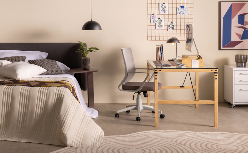 quarto de hóspedes multifuncional com cama, escrivaninha, cadeira de escritório e cômoda