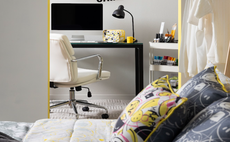 quarto de hóspedes pequeno com escritório, com escrivaninha, cadeira e cama