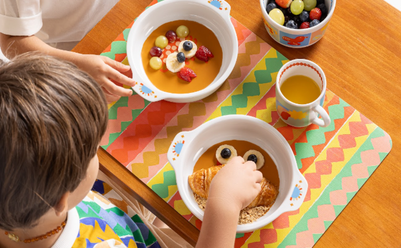 café da manhã na cama infantil com panqueca com frutas, suco e chá