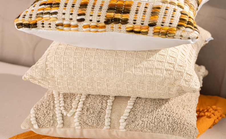 tipos de almofadas com texturas e cores diferentes para complementar a decoração de um ambiente.