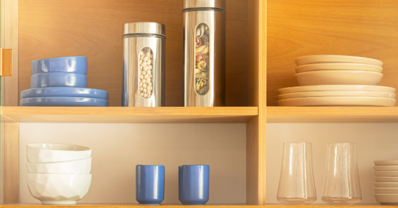 como organizar armário de cozinha com potes herméticos, tigelas, copos, taças e pratos fundos.