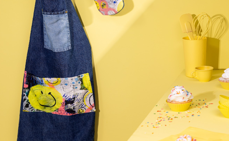 atividade para o dia das crianças em casa em uma cozinha com avental e utensílios para fazer cupcake e se divertir com os pequenos.