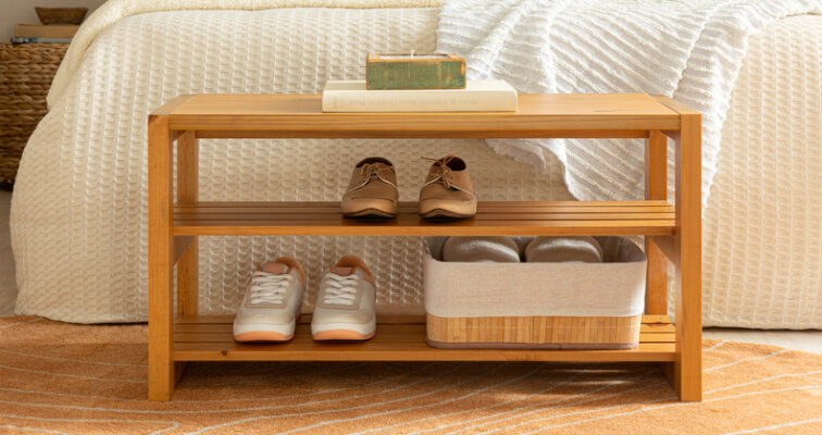 como organizar sapatos em um banco baú de madeira nos pés da cama.