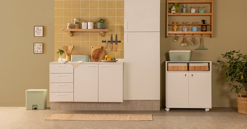 cozinha com lavanderia integrada pequena com diversos armários, prateleiras e cestos organizadores para deixar tudo arrumado.