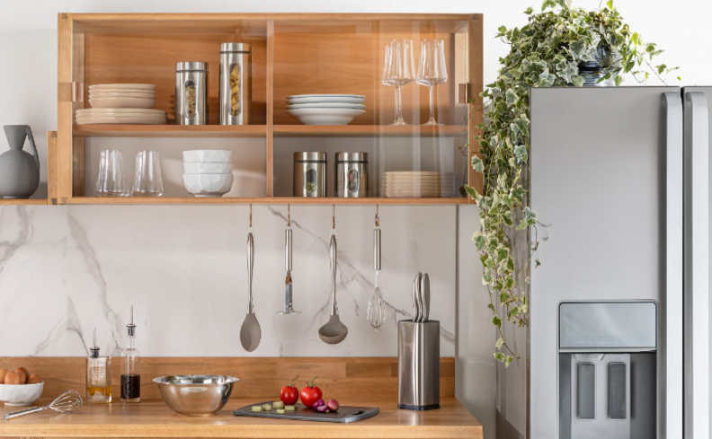 cozinha organizada com armários segmentados por cada tipo de item para simplificar as tarefas do dia a dia.