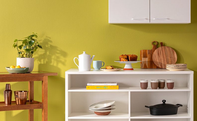 para saber como organizar bancada de cozinha, é necessário deixar os itens mais usados no dia a dia com fácil acesso, entre eles tábua de corte, panelas em ganchos de parede, porta-temperos, entre outros