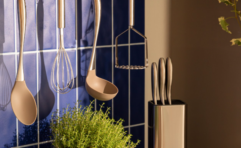 jogos de utensílios de cozinha com cabo de inox pendurados em ganchos para facilitar o acesso e o preparo dos alimentos.
