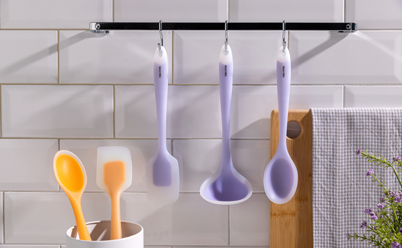 lista de utensílios de cozinha com conchas e espátulas nas cores amarelo e lilás que ajudam a decorar e deixar o ambiente prático.