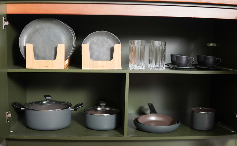 panelas, copos e pratos organizados na cozinha em organizadores que ajudam a otimizar o espaço disponível nos armários.