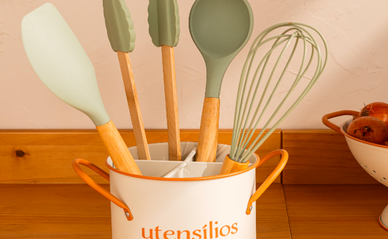 utensílios de silicone para cozinha na cor verde em um suporte que ajuda a decorar e deixar o ambiente mais organizado e prático.