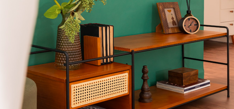 como decorar um rack de sala com gavetas e nichos vazados, com itens como livros, vasos com plantas e porta-retratos.