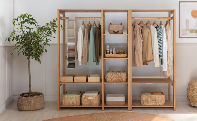 como organizar os sapatos no guarda roupa com estantes e nichos e caixas organizadoras para deixar tudo mais prático na hora de pegar e guardar.