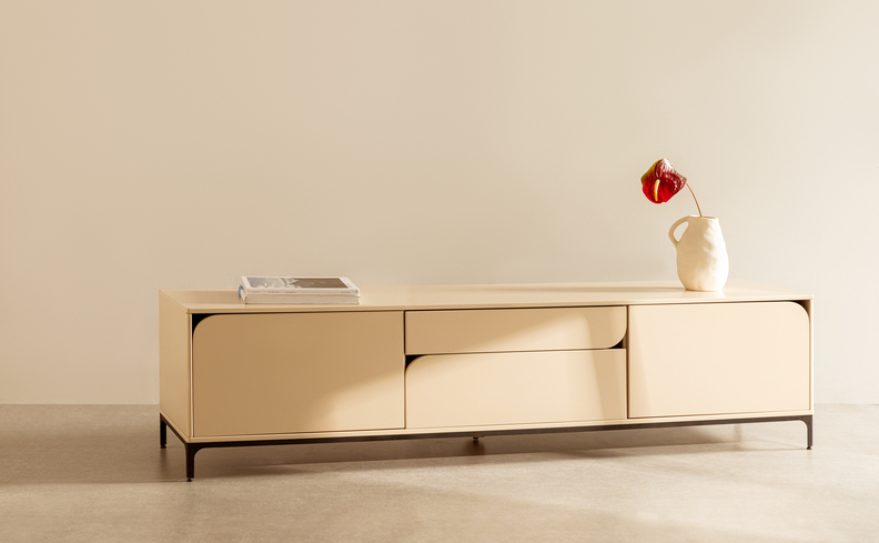 enfeite para rack de sala como vaso com plantas, livros, entre outras opções para deixar o espaço bonito, funcional e prático.