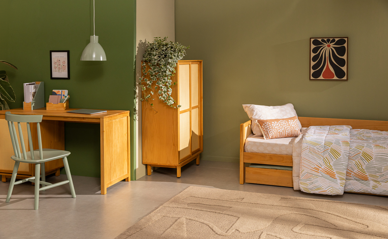 quarto de menino adolescente ou de menina em tons de verde na parede, guarda-roupa e mesa de madeira, bicama, escrivaninha, cadeira e lustre pendente.