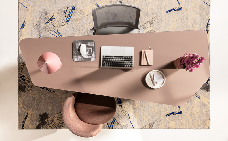 como criar rotinas de tarefas com agendas em um escritório com mesa, cadeiras, planner e outros itens de papelaria.