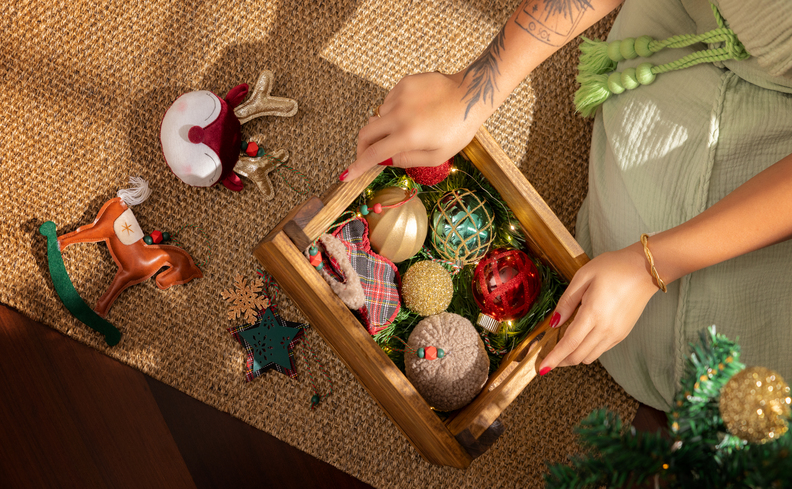como enfeitar uma árvore de natal com bolas de Natal, pingentes e outros acessórios que são boas alternativas para a decoração de casas pequenas
