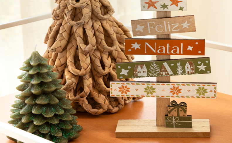 enfeites de Natal na mesa com duas árvores de Natal pequenas são ótimas alternativas de decoração de Natal para casas pequenas