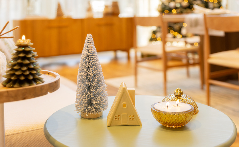 enfeites para árvore de natal na mesa da sala de estar como uma alternativa para decoração de natal para casas pequenas.