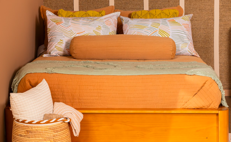 como deixar o quarto mais fresco para o verão com roupas de cama em tecidos respiráveis como algodão, modelos em tons de branco e amarelo para compor a decoração.