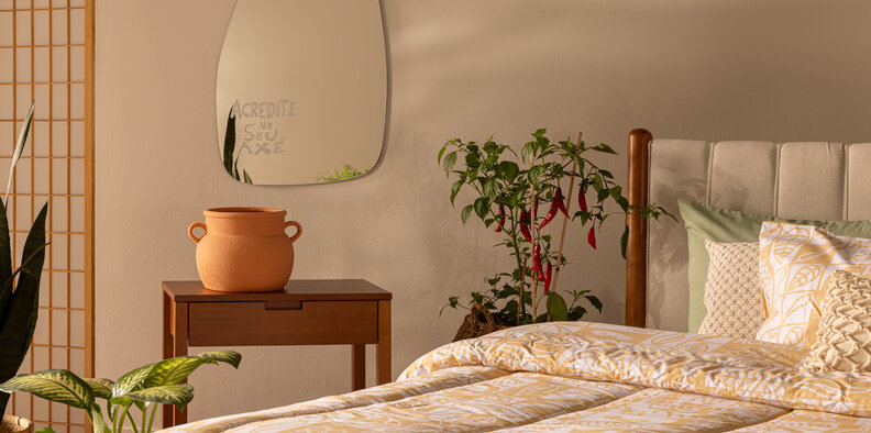 dicas para saber como deixar o quarto mais fresco e aconchegante com roupa de cama leve, plantas, espelho e vaso decorativo.