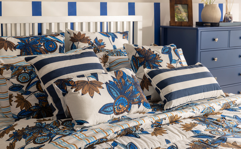 quartos confortáveis e frescos em tons de azul com edredom para decorar, almofadas, travesseiros e mesa de cabeceira.