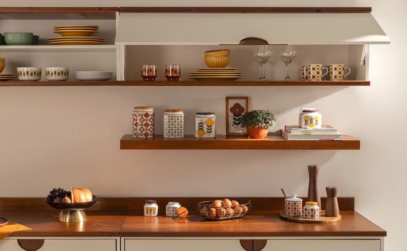 cozinha com potes herméticos em prateleiras e dentro dos armários para poder ajudar na organização da cozinha e na praticidade para localizar os alimentos na rotina.