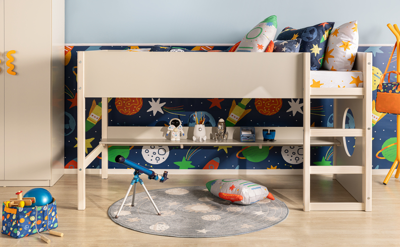 decoração tema astronauta no quarto infantil com cama escrivaninha, tapete, almofadas e diversos itens decorativos para entrar no tema via láctea.