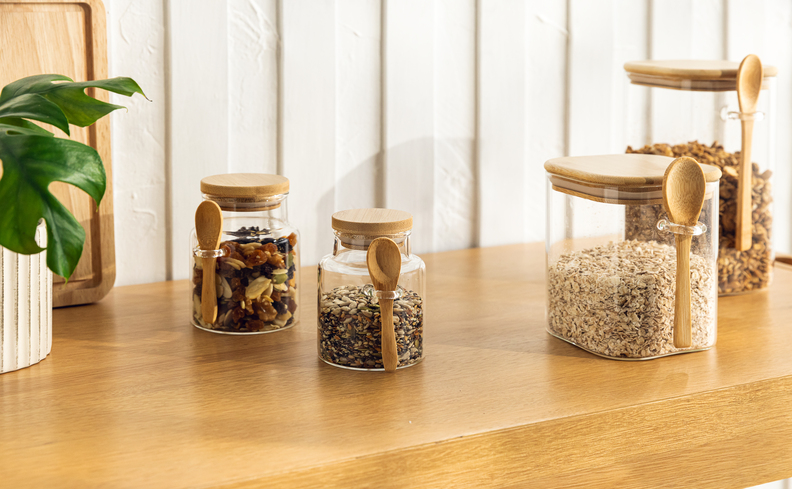 pote de vidro hermético com tampa de bambu em diversos tamanhos e com um colher ao lado para ter mais praticidade e organização na cozinha.