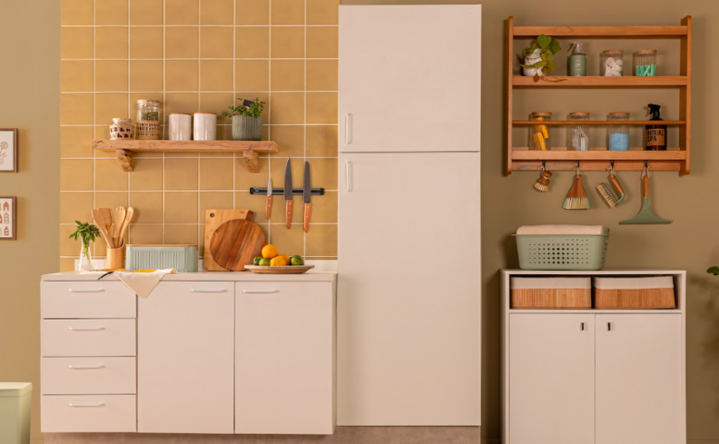 pote hermético bambu em uma cozinha organizada e funcional, além de ser uma cozinha integrada com a lavanderia.