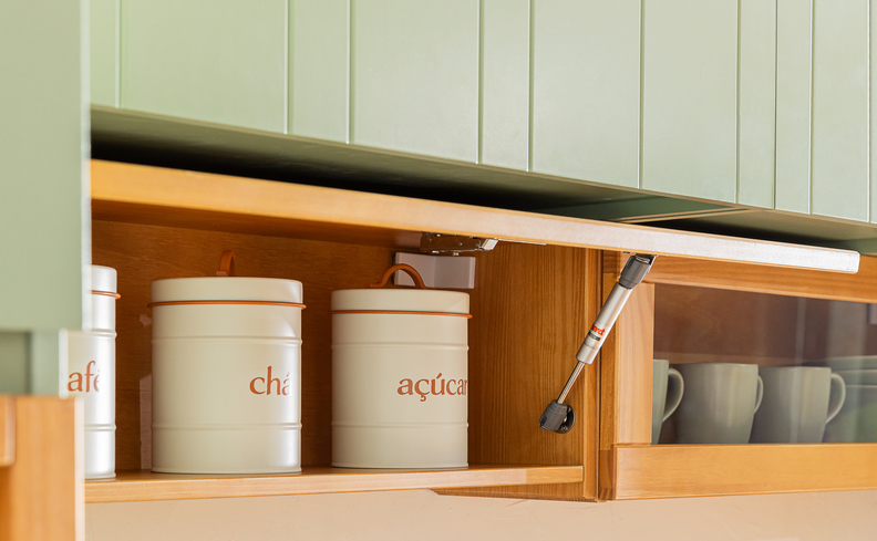 potes herméticos no armário da cozinha para guardar os mantimentos, além de conservar melhor e deixar a cozinha organizada.