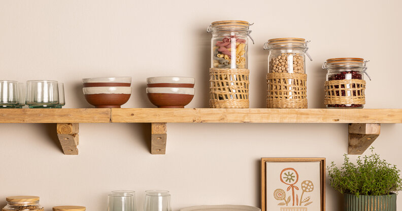 potes para organizar alimentos e conservar melhor, com diversos tamanhos e modelos em uma prateleira na cozinha com tudo organizado e funcional.