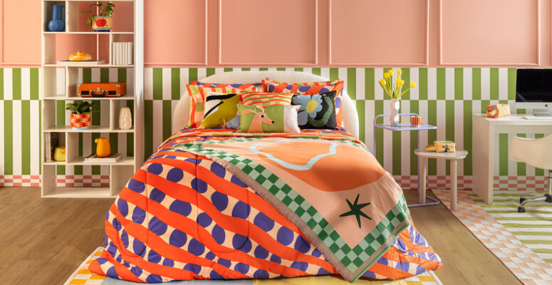 quarto com cores vibrantes na roupa de cama e nas paredes criando equilíbrio e harmonia com móveis em tons neutros.