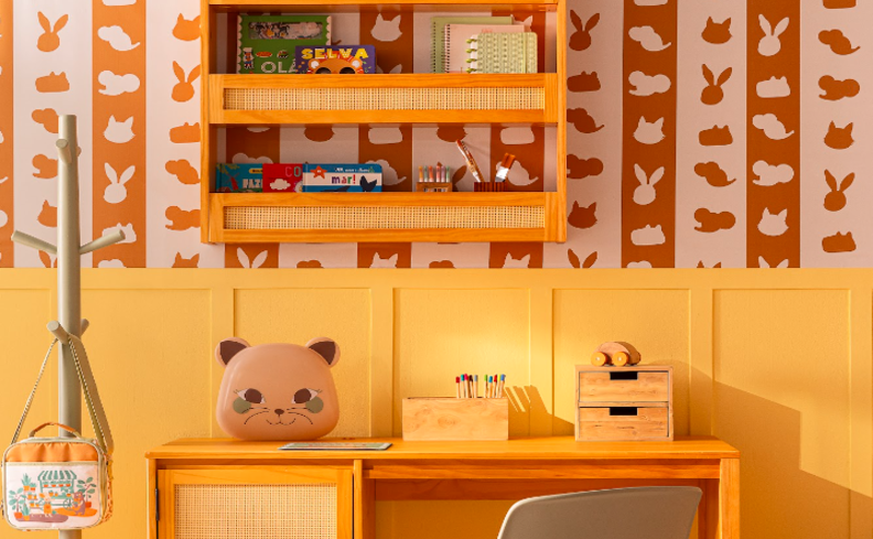 decoração de quarto infantil para menino ou menina no tema safari com estampas de bichos, luminária de raposa, escrivaninha em madeira e prateleira. Além das cores terrosas estarem em destaque para seguir esse tema.