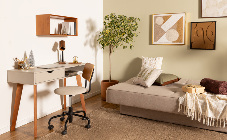 modelos de sofá para sala pequena com um sofá cama, escrivaninha, mesa de escritório, quadros decorativos, vasos com plantas e nicho.