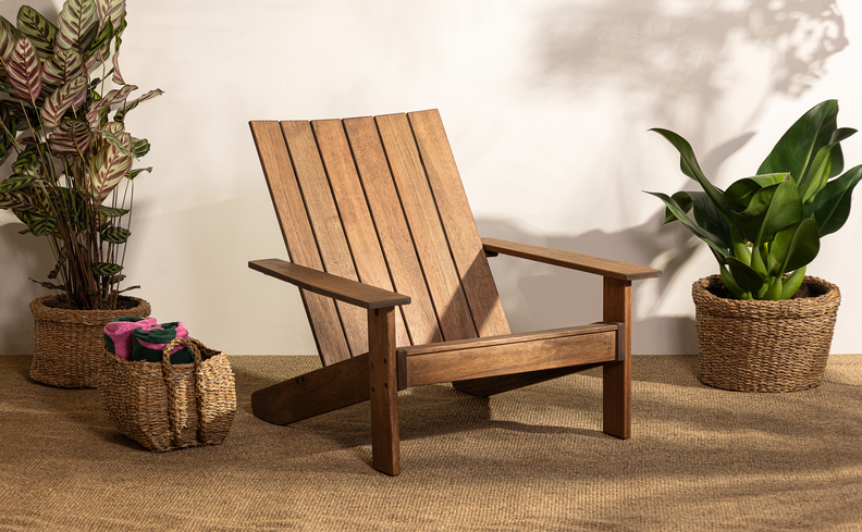 planta tóxica para evitar ter em casa e poder fazer mal para os animais em um ambiente com uma cadeira de madeira, vasos com plantas e um cesto de vime.