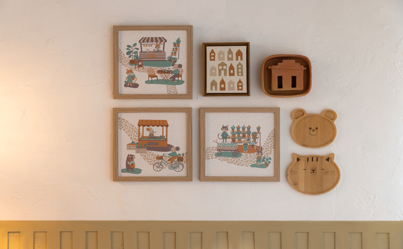 ambiente com quadros quarto infantil de diversos tamanhos e formatos, para seguir a decoração de quarto safari infantil.
