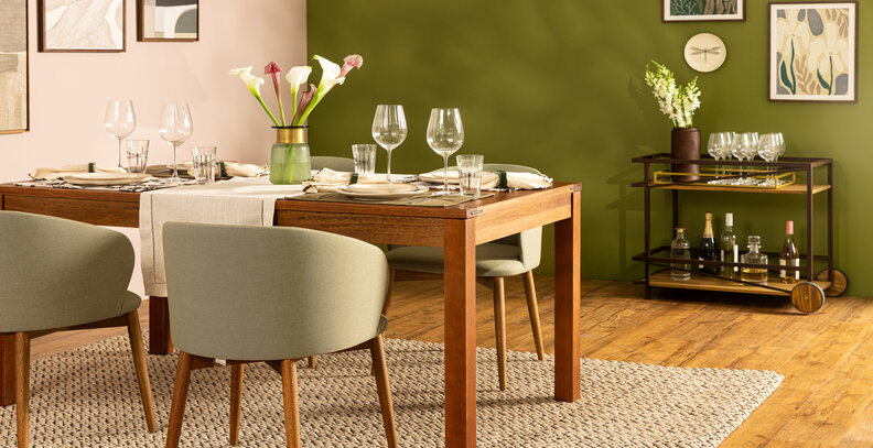 open house para convidar amigos e família e celebrar uma nova conquista repleto de amor, carinho e afeto em uma sala de jantar com cadeira, mesa, tapete e louças