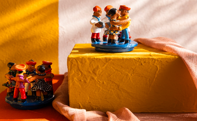 artesanato brasileiro com peças escupidas na madeira, com muita história e alma, adornos decorativos de pessoas em ruma roda.