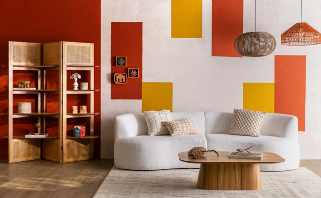 artesanato na decoração em uma sala de estar com sofá, tapete, almofadas, lustres pendentes, estante e diversos adornos de artesanato de diversas regiões do Brasil.